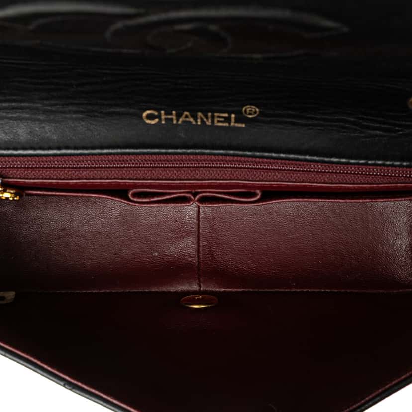 Chanel Medium Quilted Lambskin Full Flap Black Leather Good condition - Model View