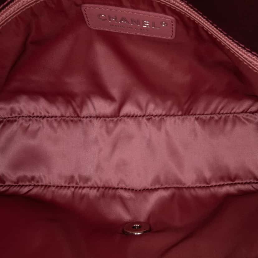 Chanel Medium Quilted Metallic Knit Pluto Glitter Flap Pink Polyester Good condition - Model View