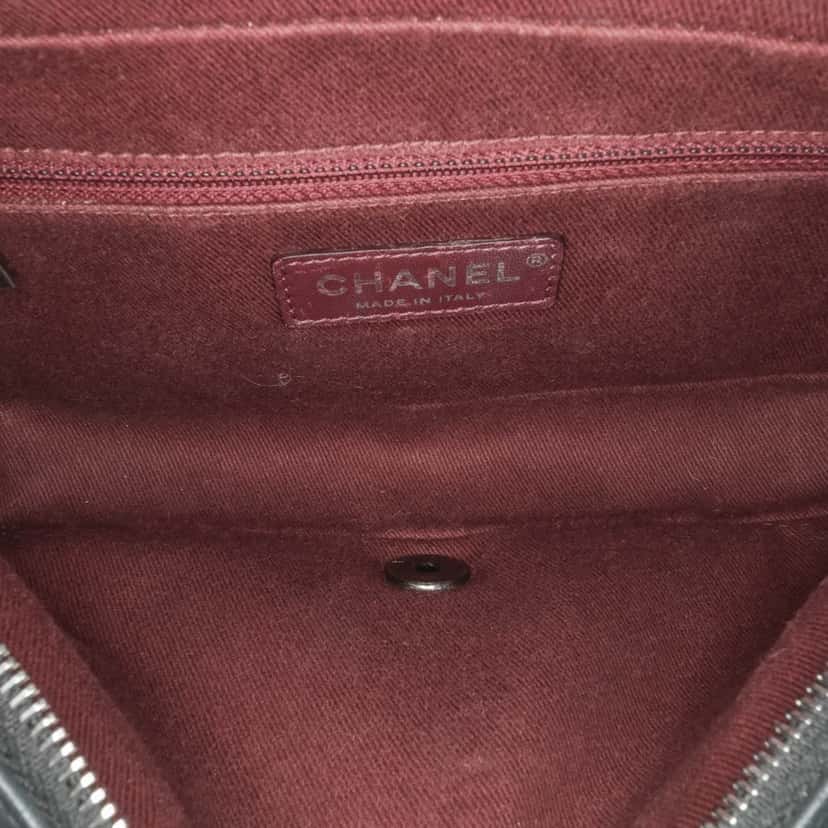 Chanel Quilted Calfskin Day Trip Flap Black Leather Good condition - Model View