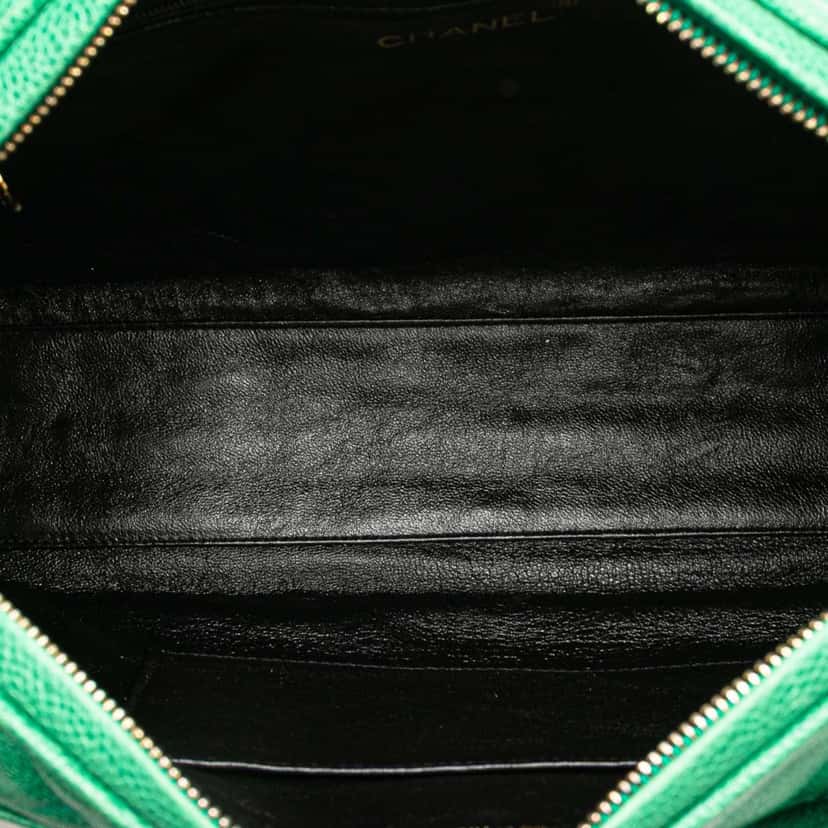 Chanel CC Quilted Caviar Camera Bag Green Leather Good condition - Model View