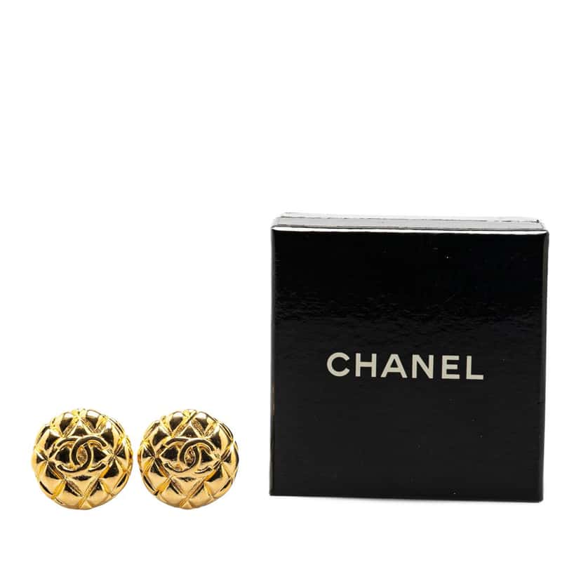 Chanel Gold Plated CC Quilted Clip On Earrings Gold Metal Good condition - Model View