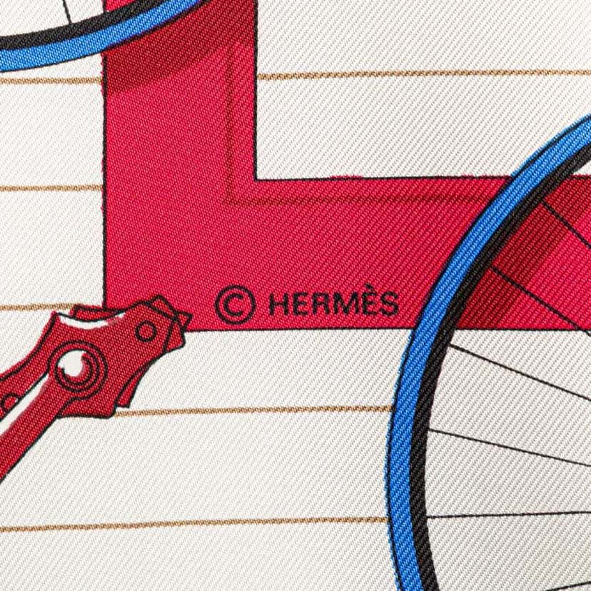 Hermès Les Becanes Silk Scarf White Silk Good condition - Box View