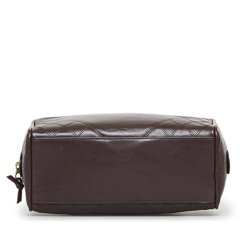 Chanel Leather Pouch Brown Leather Good condition - Model View