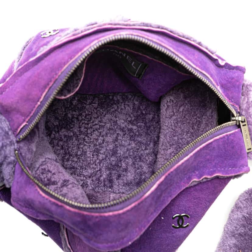 Chanel CC Shearling Suede Shoulder Bag Purple Leather Good condition - Model View