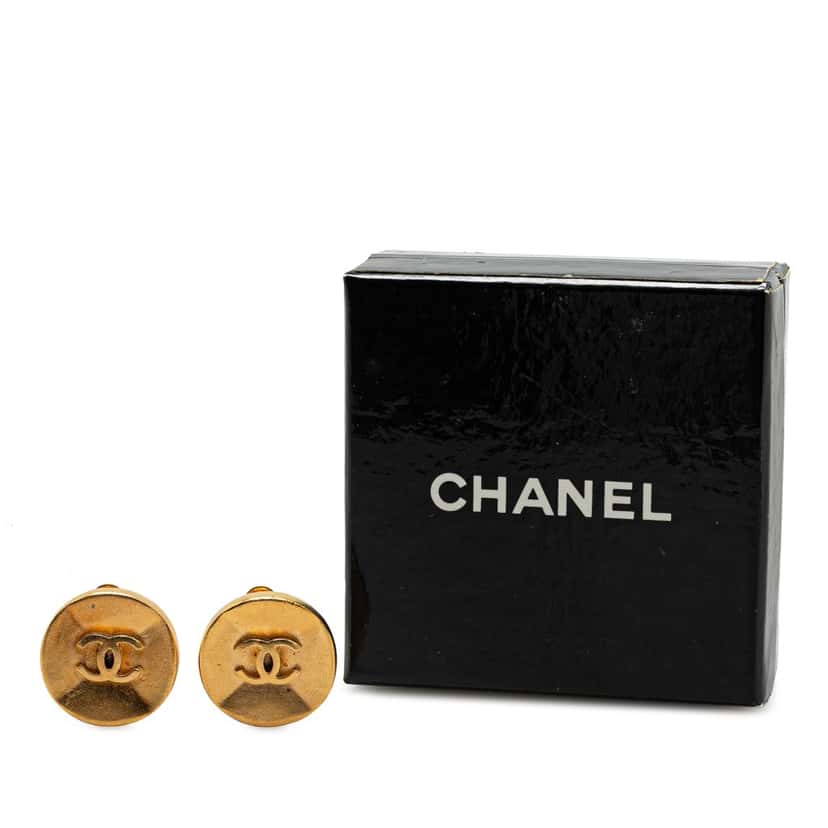 Chanel Gold Plated CC Clip on Earrings Gold Metal Good condition - Model View