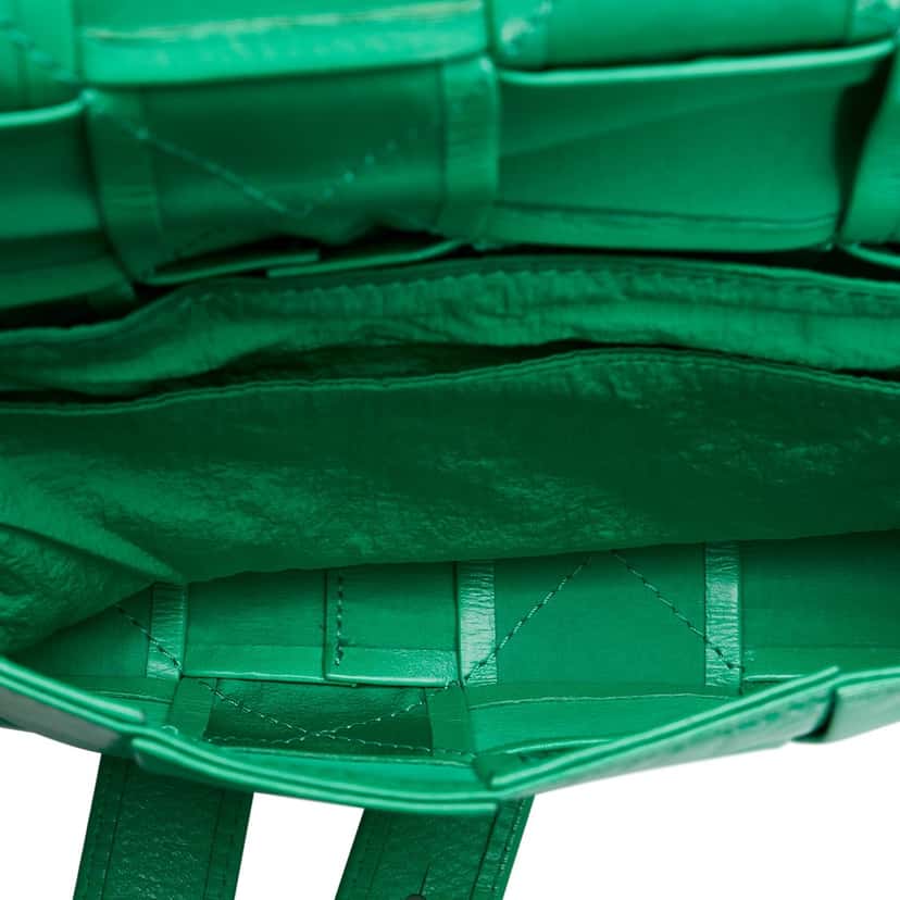 Bottega Veneta Mini Nappa Intrecciato Cassette Belt Bag Green Leather Good condition - Model View