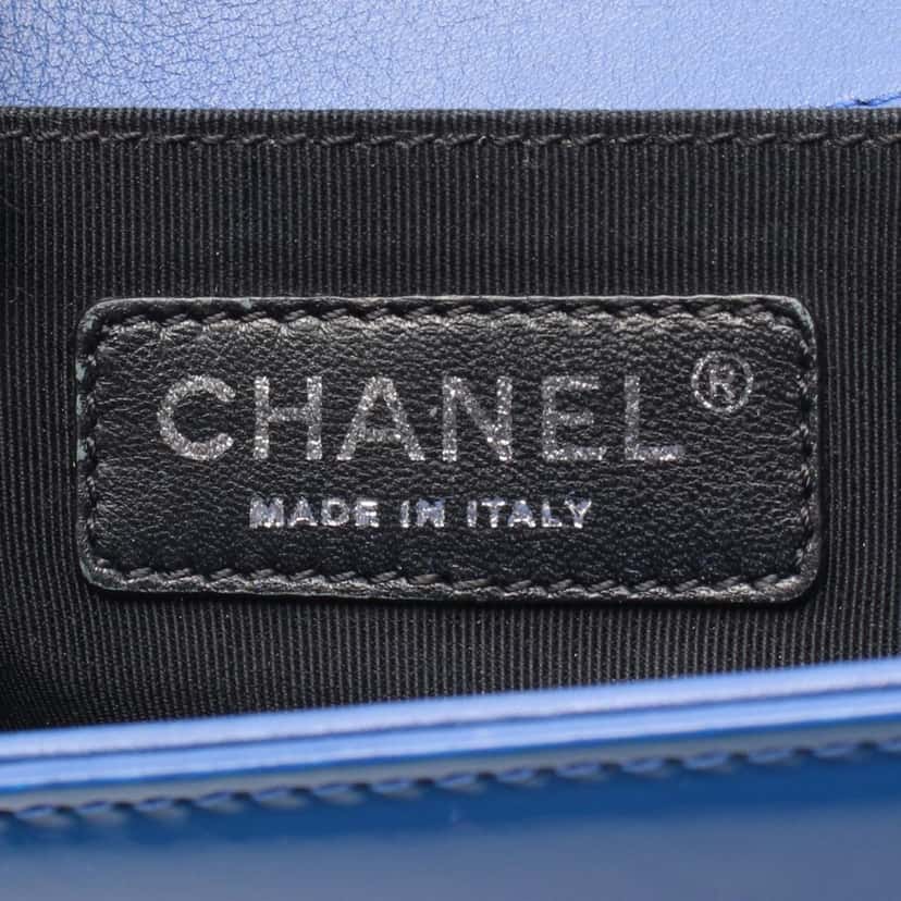 Chanel Old Medium Quilted Patent Acrylic Boy Flap Blue Leather Good condition - Model View