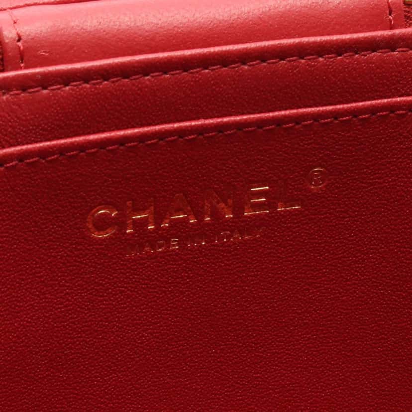 Chanel Quilted Lambskin Trendy CC Vanity Case Red Leather Good condition - Model View