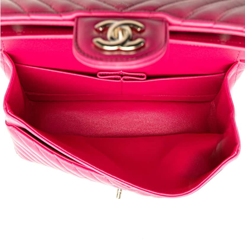 Chanel Medium Classic Chevron Lambskin Double Flap Pink Leather Good condition - Model View