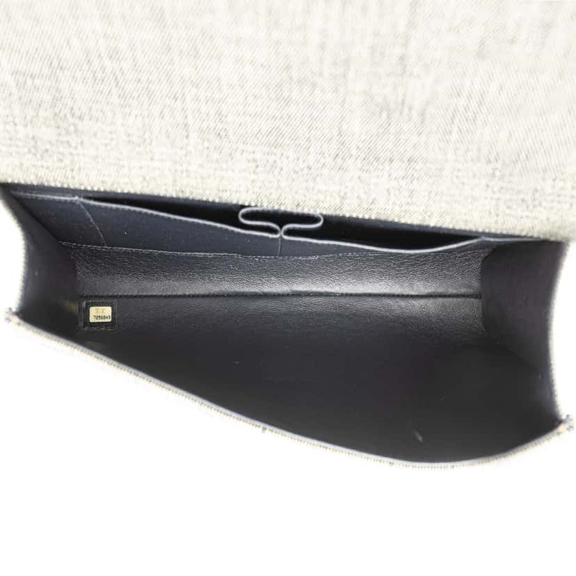 Chanel CC Choco Bar Denim Chain Flap Grey Denim Good condition - Model View