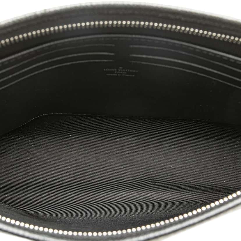 Louis Vuitton Taiga Pochette Voyage MM Black Leather Good condition - Model View