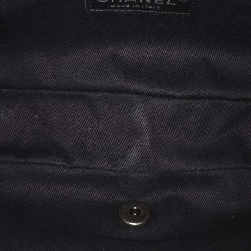 Chanel Medium Quilted Caviar Easy Flap Purple Leather Good condition - Model View