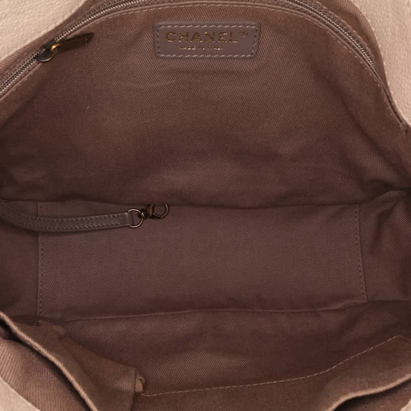 Chanel Medium Quilted Caviar Coco Pleats Messenger Flap Brown Leather Good condition - Model View