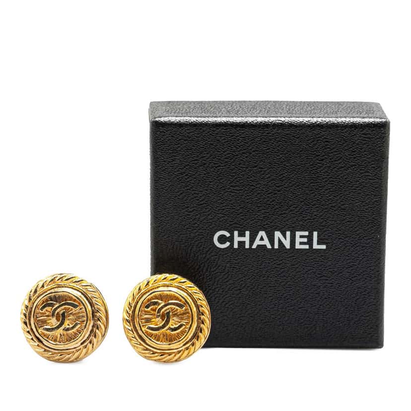 Chanel Gold Plated CC Round Clip On Earrings Gold Metal Good condition - Model View
