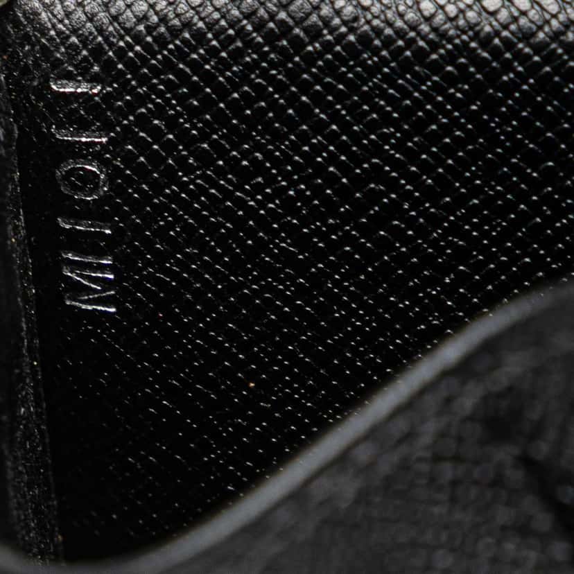 Louis Vuitton Taiga Business Card Holder Black Leather Good condition - Model View