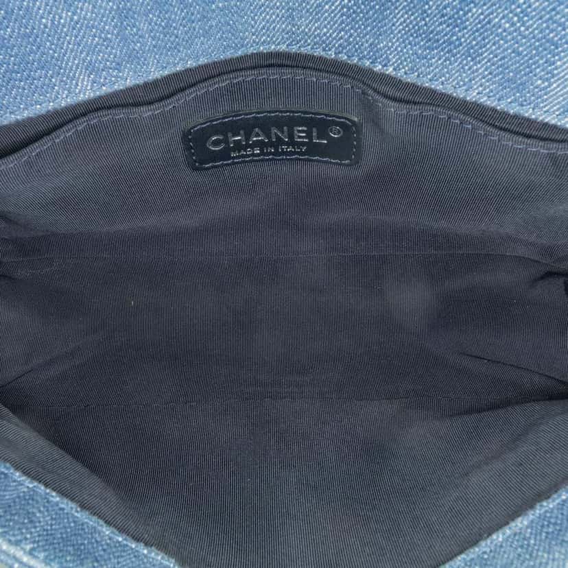 Chanel Old Medium Chevron Denim Boy Flap Blue Denim Good condition - Model View