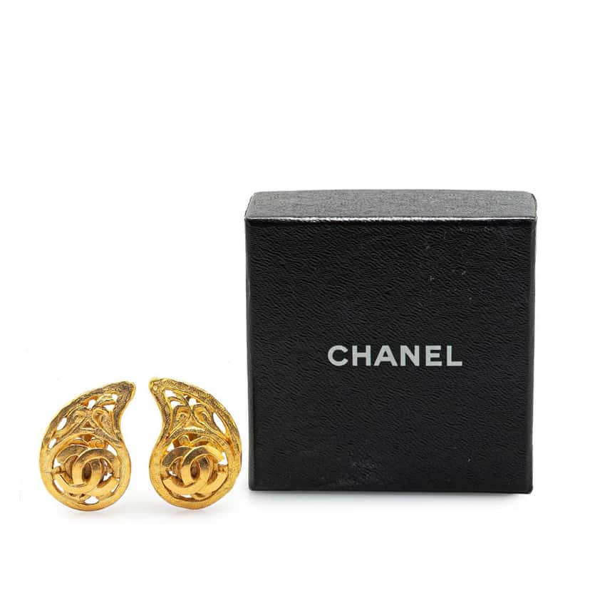 Chanel Gold Plated CC Paisley Clip On Earrings Gold Metal Good condition - Model View