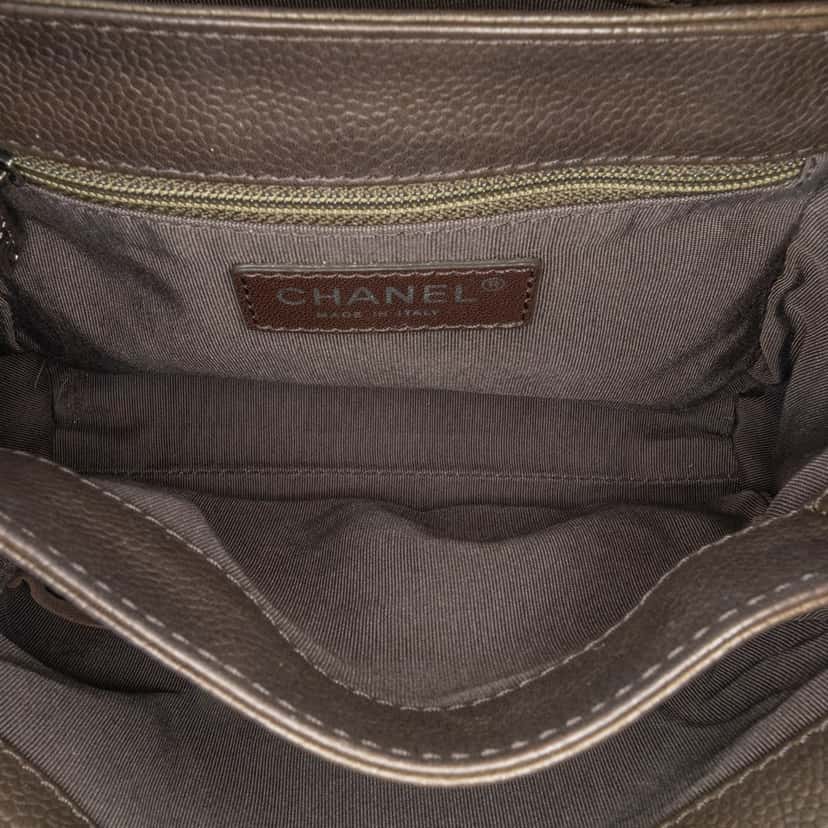Chanel CC Quilted Caviar Crossbody Brown Leather Very good condition - Model View