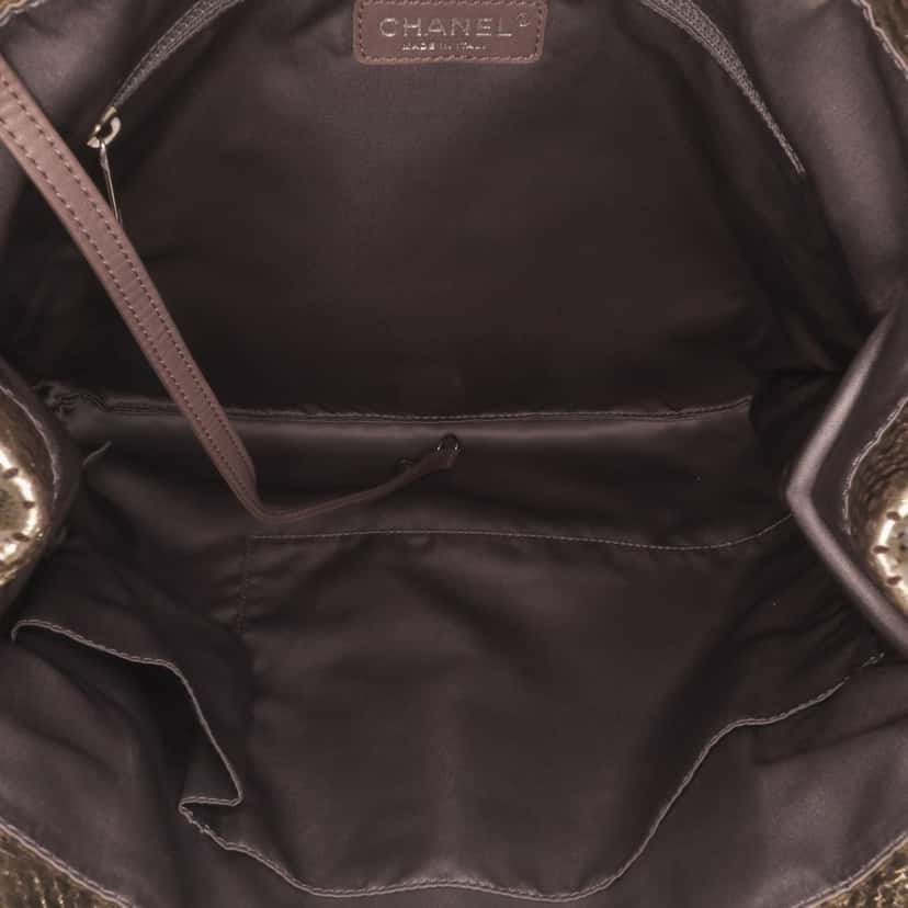 Chanel Perforated Crackled Metallic Calfskin Drill Tote Gold Leather Very good condition - Model View
