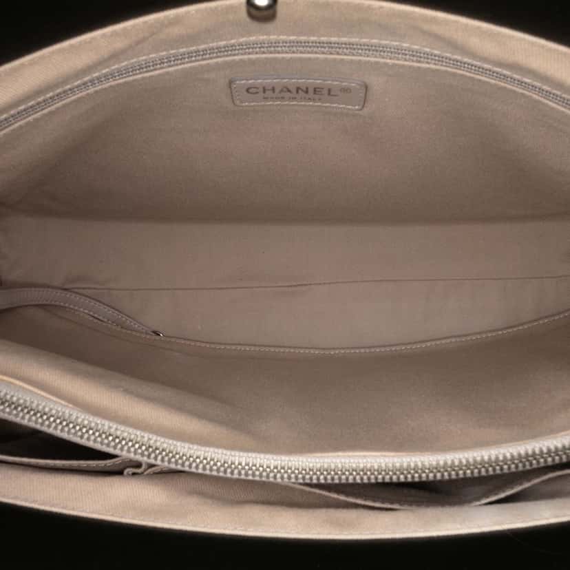 Chanel Quilted Aged Calfskin Be CC Shopper Tote Black Leather Good condition - Model View