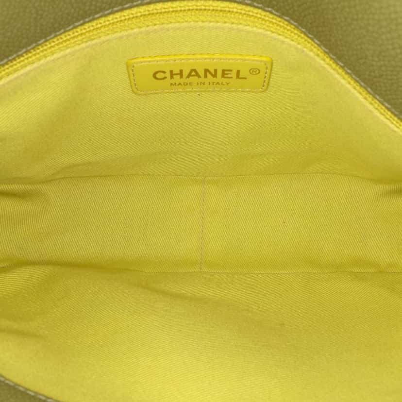 Chanel Medium Quilted Caviar Thread Around Flap Green Leather Good condition - Model View