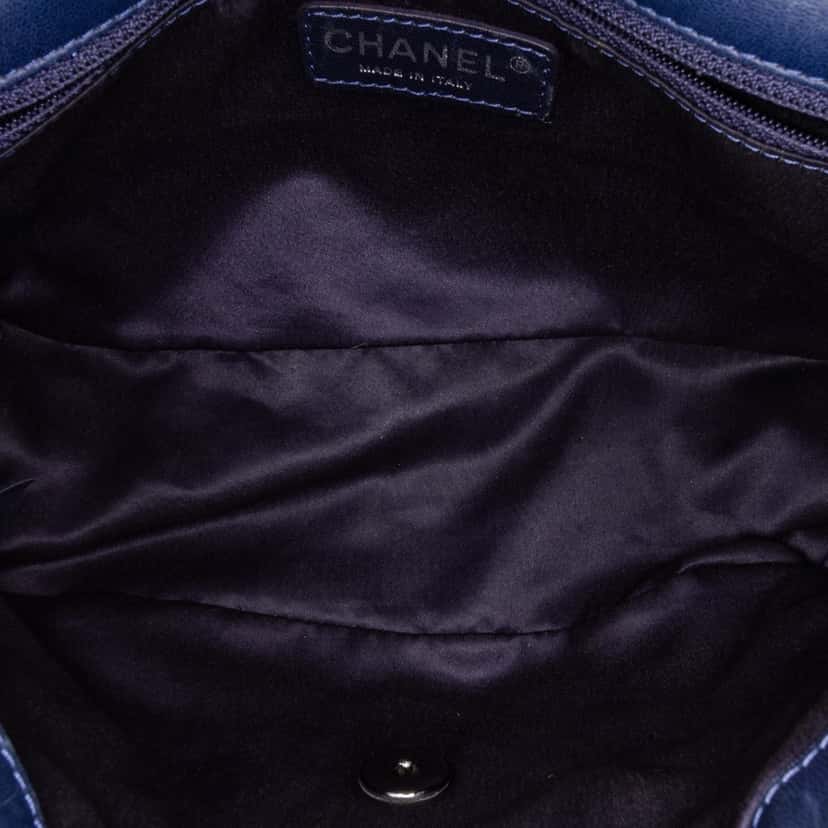 Chanel Small Quilted Lambskin Beaded Single Flap Blue Leather Good condition - Model View