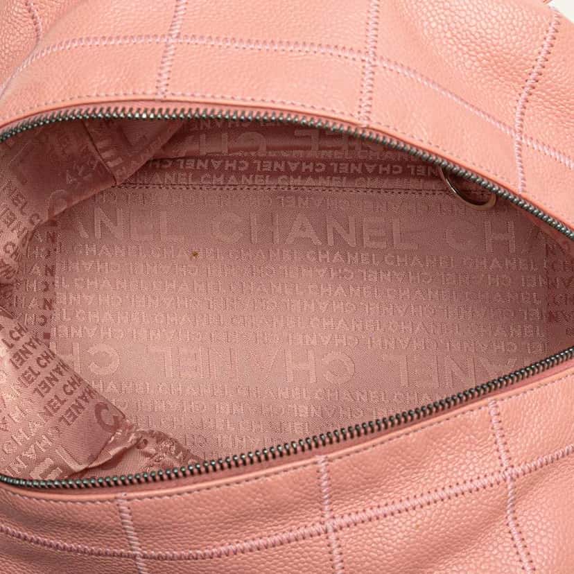 Chanel Small Choco Bar Caviar Shoulder Bag Pink Leather Good condition - Model View