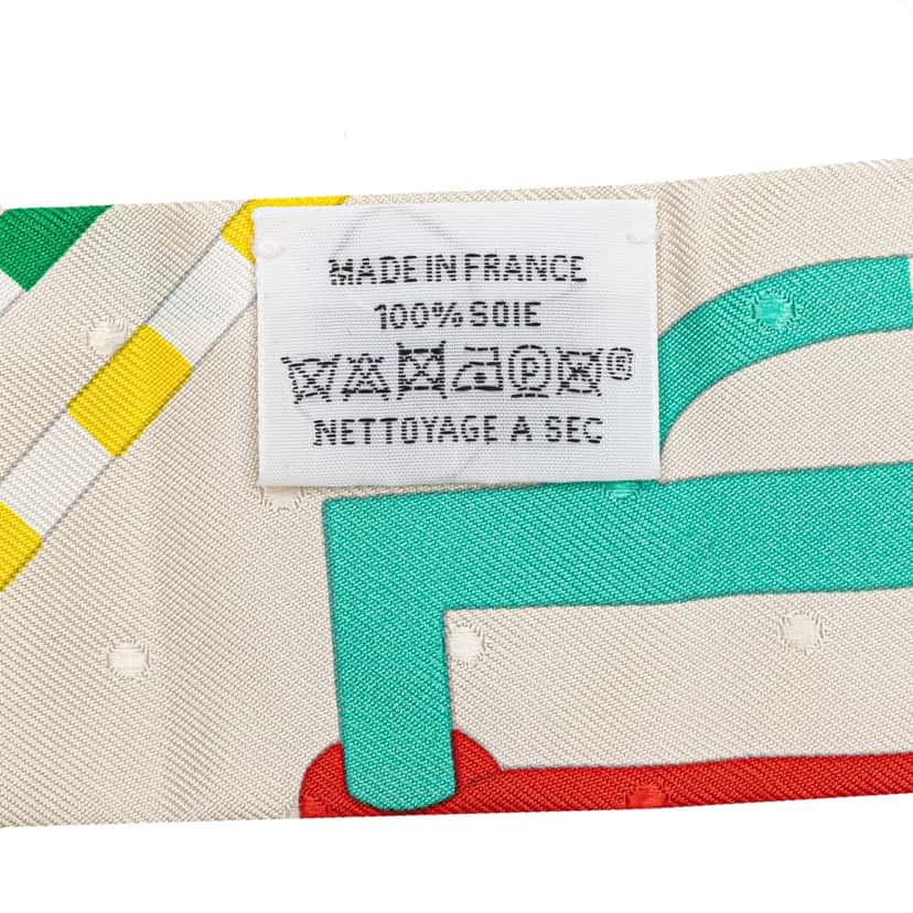 Hermès Bouclerie Moderne Plumetis Silk Twilly Scarf White Silk Very good condition - Back View