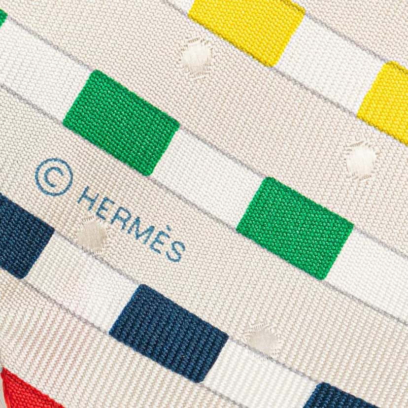 Hermès Bouclerie Moderne Plumetis Silk Twilly Scarf White Silk Very good condition - Model View