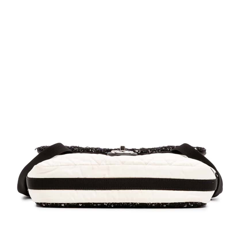 Chanel Bicolor Tweed and Nylon Astronaut Essentials Flap Black Tweed Good condition - Inside View