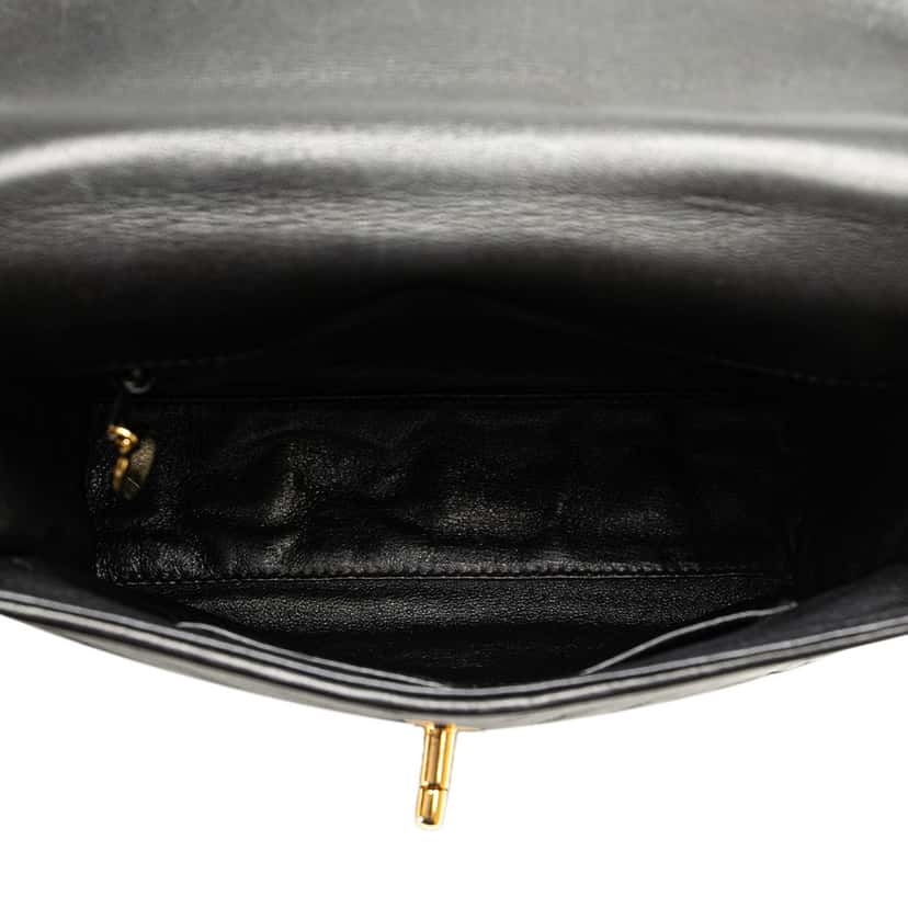 Chanel CC Chevron Lambskin Flap Black Leather Good condition - Model View