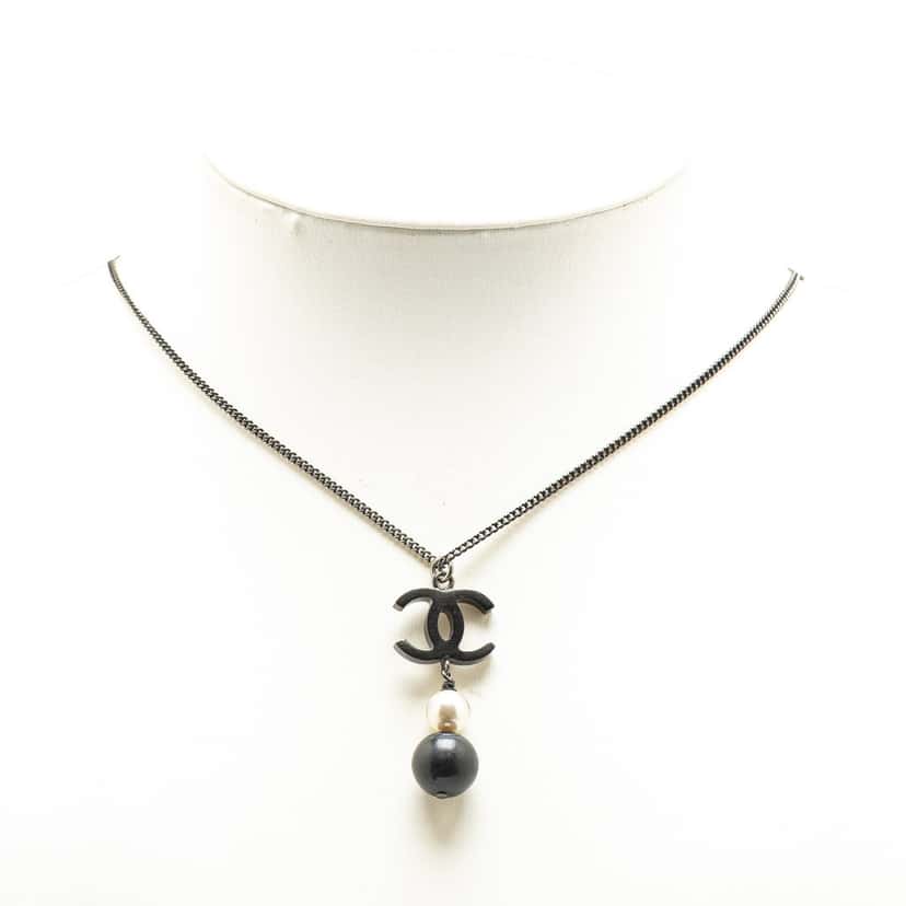 Chanel Silver CC Faux Pearl Pendant Necklace Silver Brass Good condition - Model View