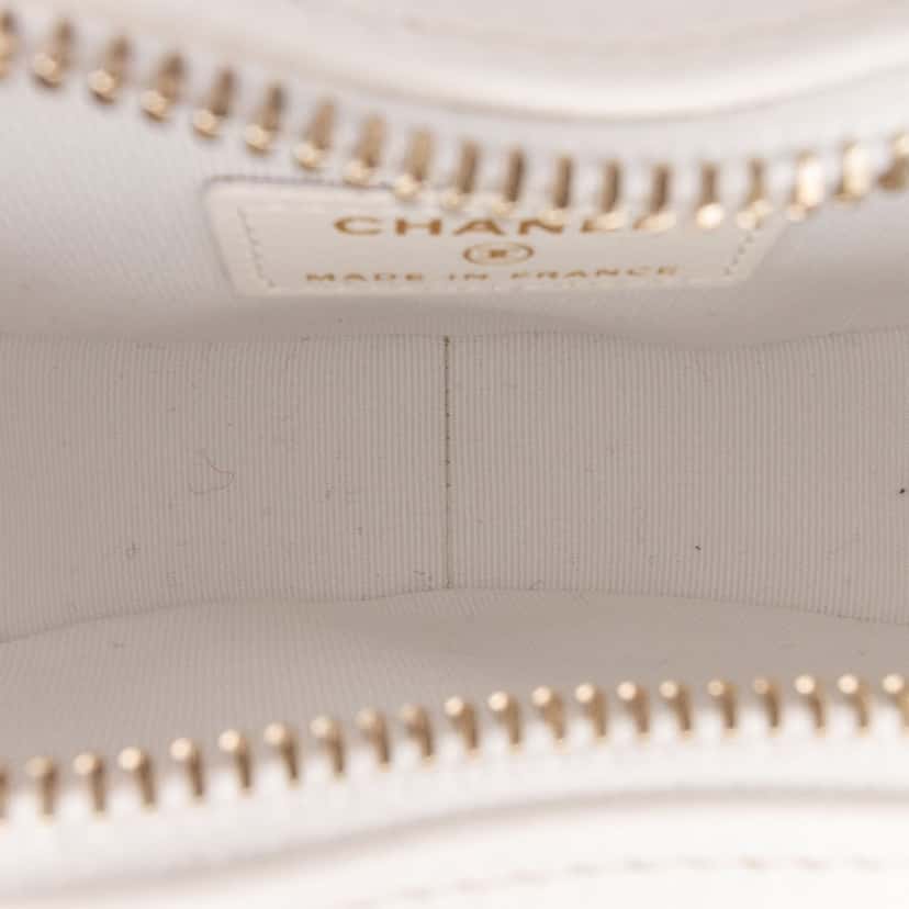 Chanel Mini Lambskin CC in Love Heart Crossbody White Leather Good condition - Model View