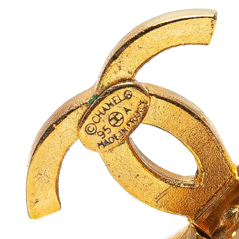 Chanel Gold Plated CC Faux Pearl Drop Clip on Earrings Gold Metal Good condition - Model View