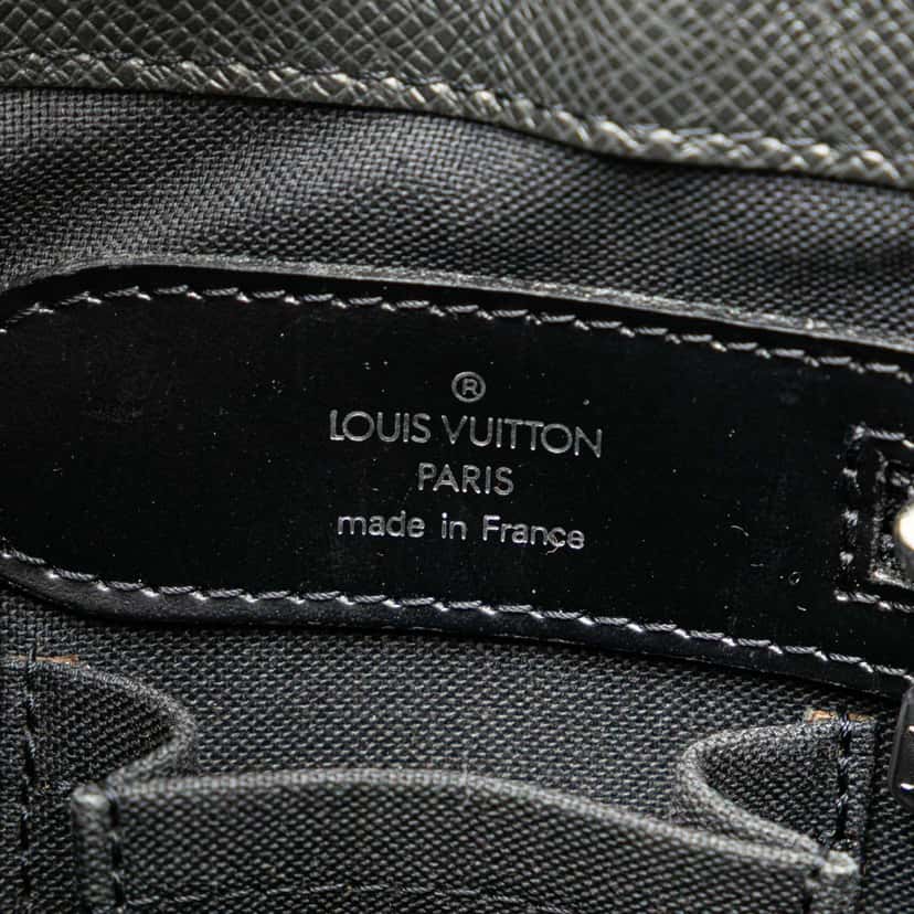 Louis Vuitton Taiga Kasbek PM Black Leather Good condition - Box View