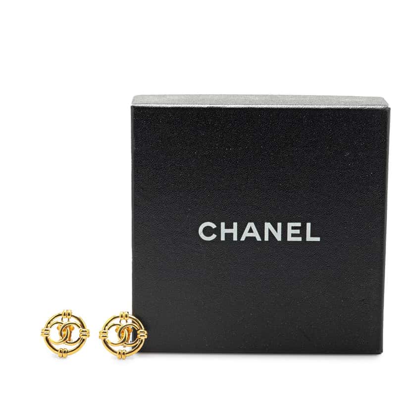 Chanel Gold Plated CC Round Clip On Earrings Gold Metal Good condition - Model View