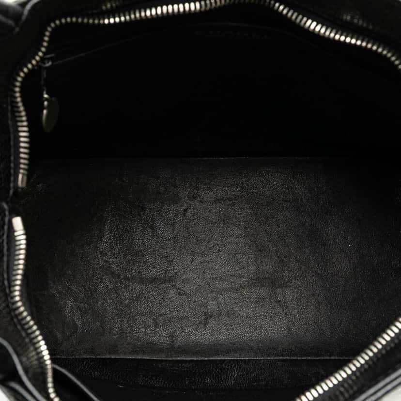 Chanel Caviar Medallion Tote Black Leather Good condition - Model View