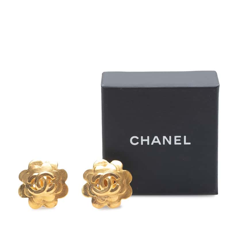 Chanel Gold Plated CC Flower Clip On Earrings Gold Metal Good condition - Model View