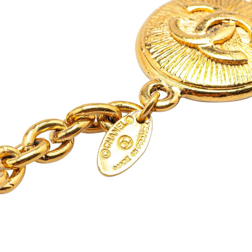 Chanel Gold Plated CC Round Pendant Necklace Gold Metal Good condition - Model View