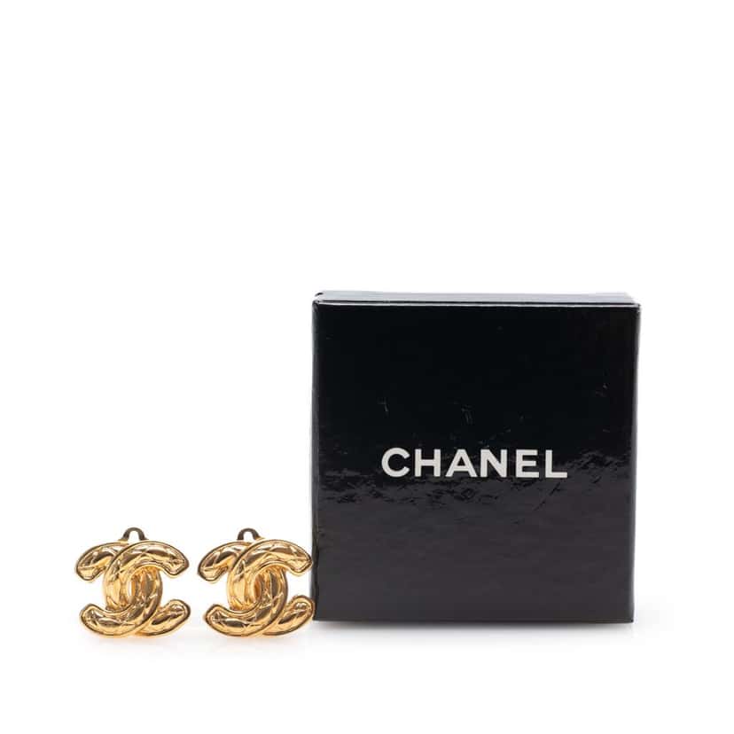 Chanel Gold Plated CC Quilted Clip On Earrings Gold Metal Good condition - Model View