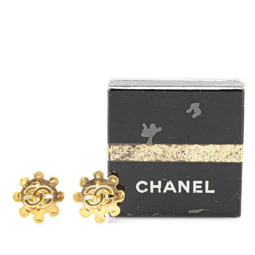 Chanel Gold Plated CC Floral Clip On Earrings Gold Metal Good condition - Model View