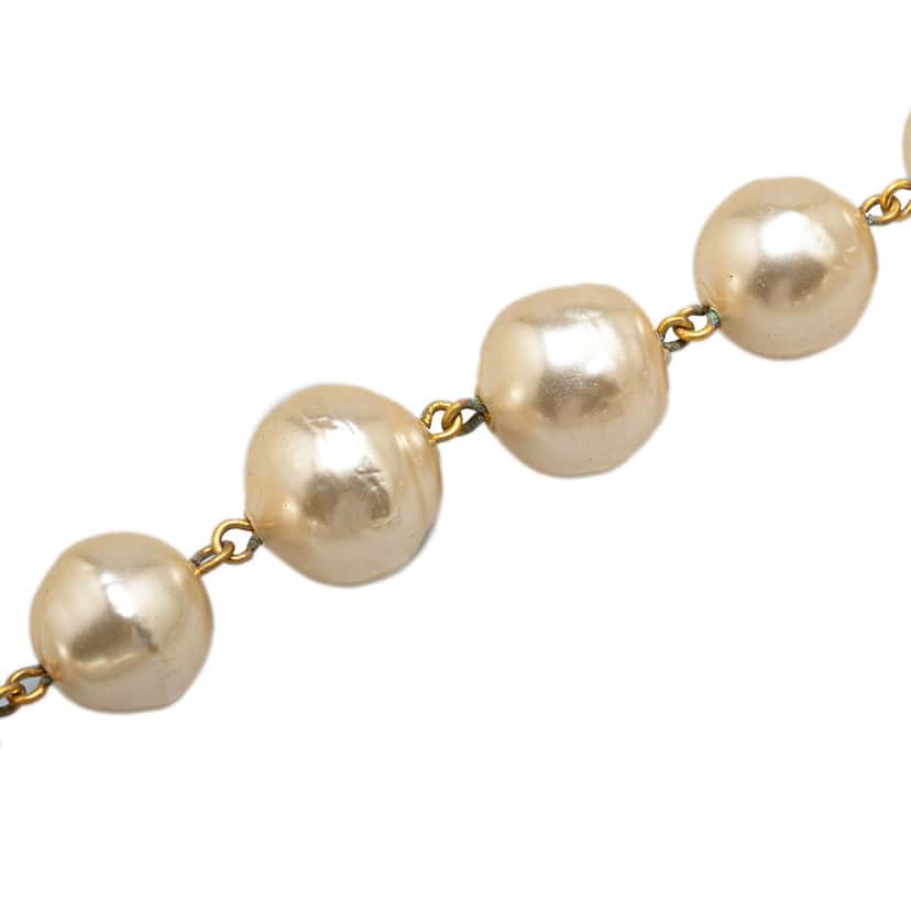 Chanel Gold Plated Faux Pearl Necklace Gold Metal Good condition - Model View