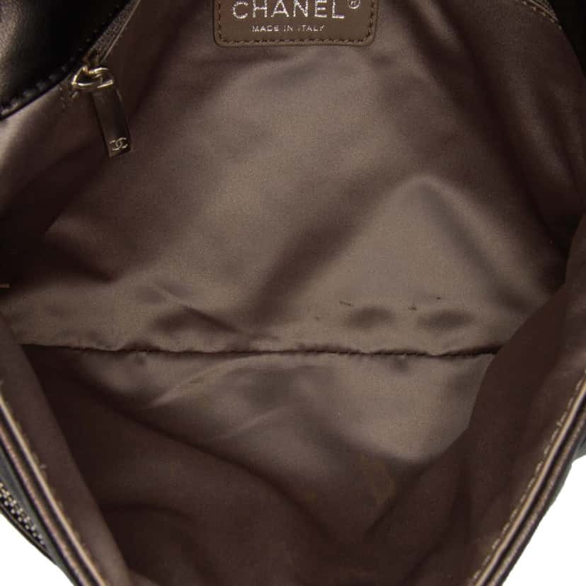 Chanel Quilted Metallic Distressed Lambskin CC Crystal Flap Black Leather Good condition - Model View