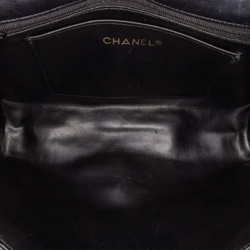 Chanel Small CC Quilted Lambskin Turnlock Full Single Flap Black Leather Good condition - Model View