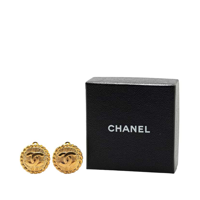 Chanel Gold Plated CC Round Clip on Earrings Gold Metal Good condition - Model View