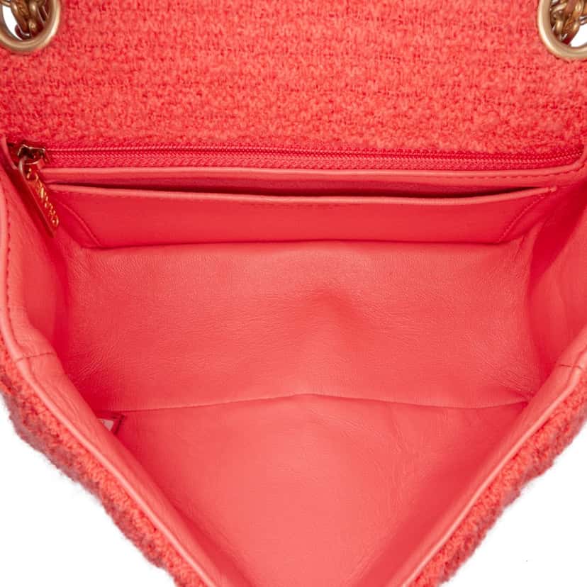 Chanel Reissue 2.55 Quilted Tweed Single Flap 224 Red Tweed Good condition - Model View