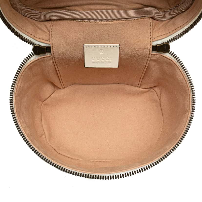 Gucci Mini GG Marmont Matelasse Leather Round Backpack White Leather Good condition - Model View
