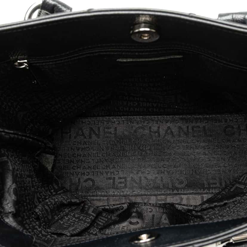 Chanel Caviar Choco Bar Tote Black Leather Good condition - Model View