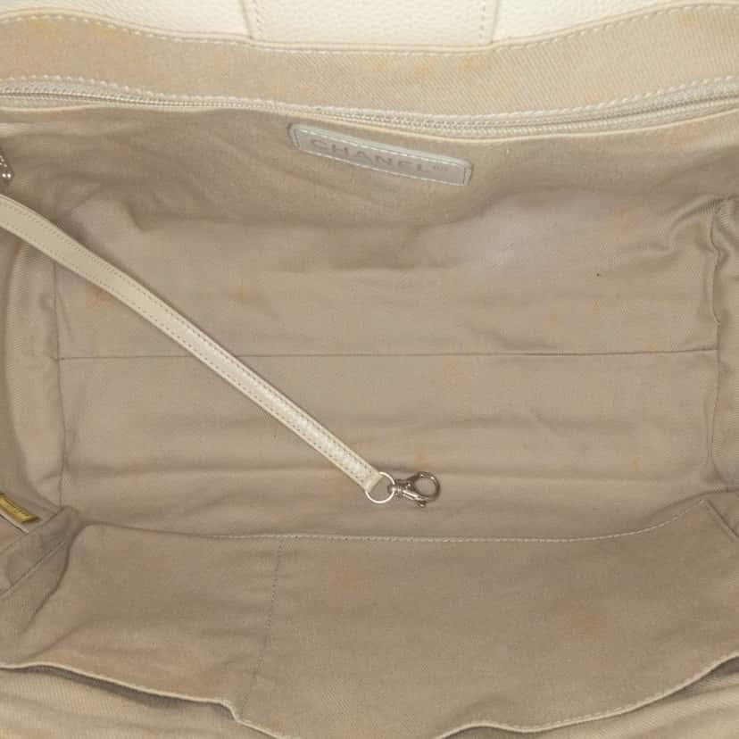 Chanel Small Glazed Calfskin Deauville Tote White Leather Good condition - Model View