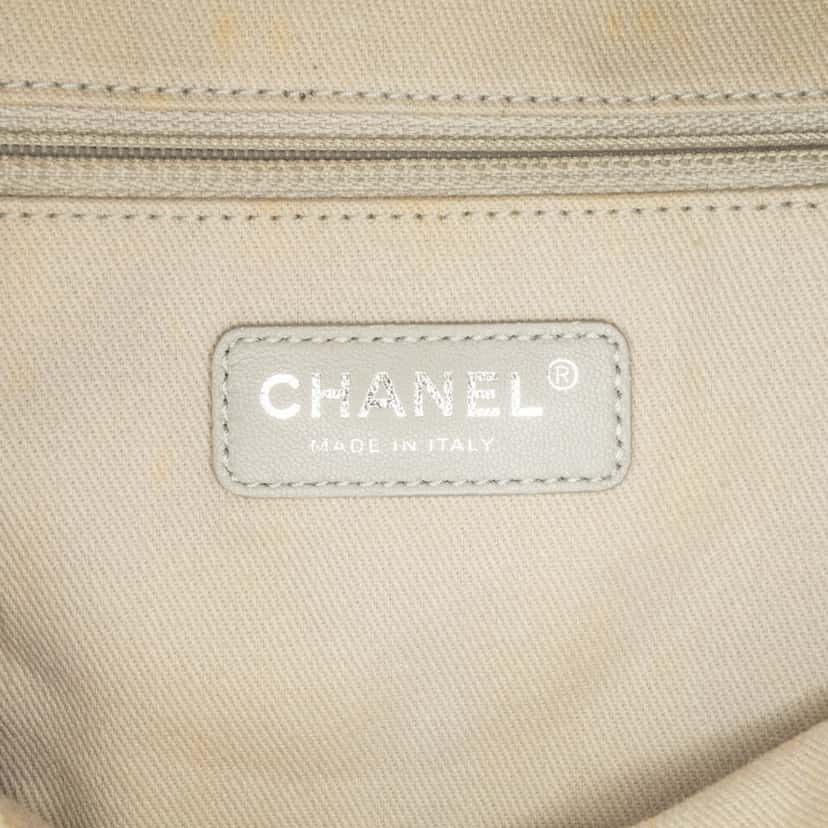 Chanel Small Glazed Calfskin Deauville Tote White Leather Good condition - Box View